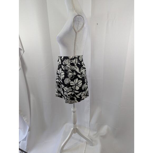 WHITE HOUSE BLACK MARKET! WIDE WAISTBAND, TROPICAL BLACK & WHITE SKIRT! SZ 2 - Picture 4 of 8